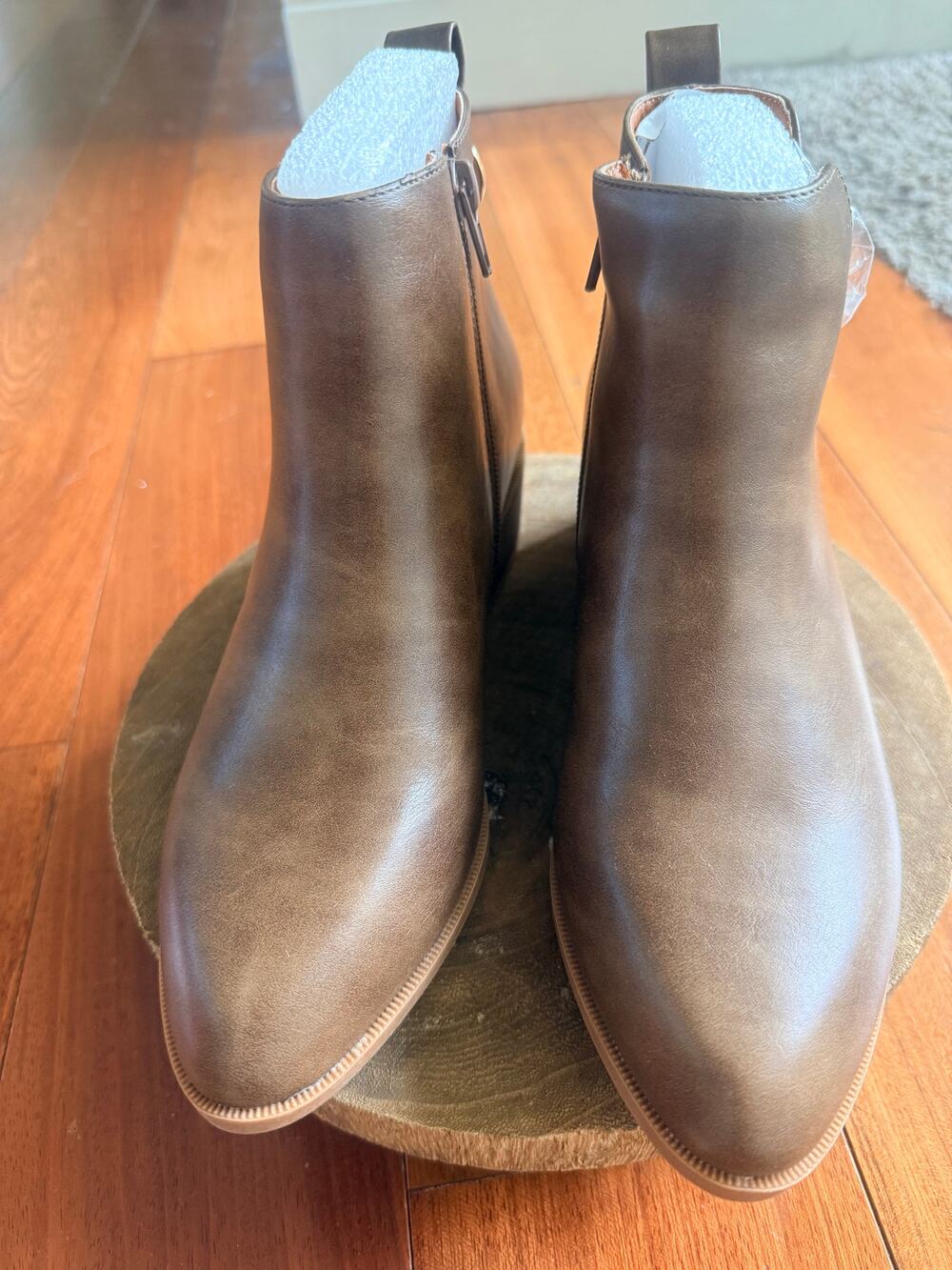 ZBY Women’s Brown Ankle Boots Size 6 Side Zip Low Heel Gold Ring Detail NWOB